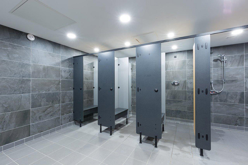 4 cubicle shower set